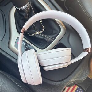 Beats Solo 4- in White and Rose Gold